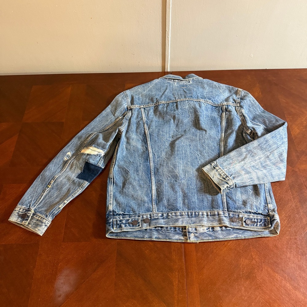 Levi Strauss & Co Mens XL Distressed Trucker Jacket Light Wash Blue 72334-0296 - Picture 13 of 16